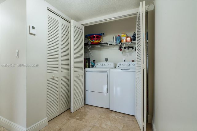 9371 Fontainebleau Boulevard I204, Miami, FL 33172
