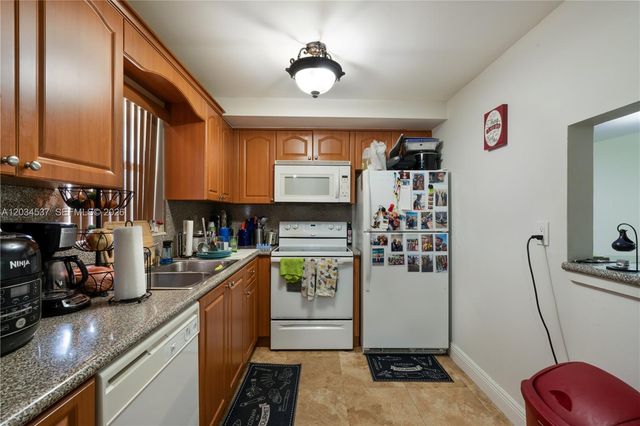 9371 Fontainebleau Boulevard I204, Miami, FL 33172