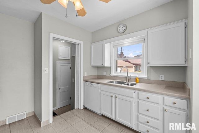 1870 25TH Avenue Court, Moline, IL 61265