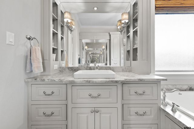 7391 Lake Pointe Cv, Tyler, TX 75703