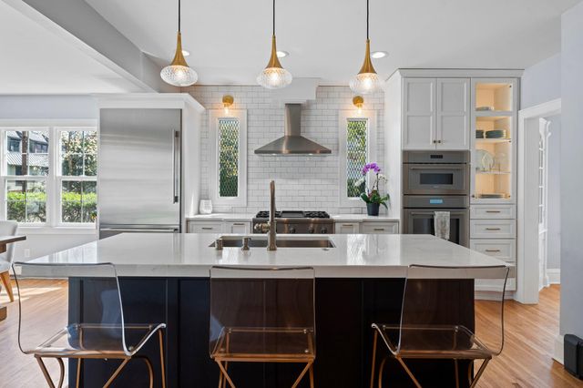 1633 E River Parkway, Minneapolis, MN 55414