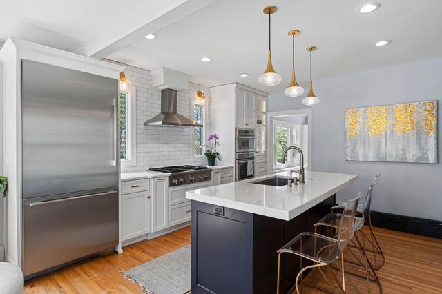 1633 E River Parkway, Minneapolis, MN 55414