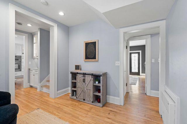 1633 E River Parkway, Minneapolis, MN 55414