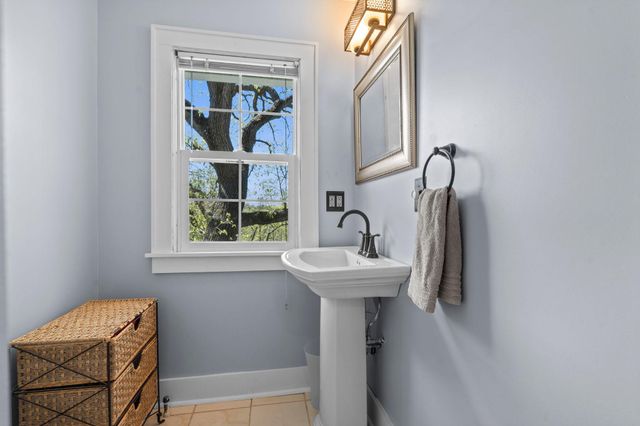 1633 E River Parkway, Minneapolis, MN 55414