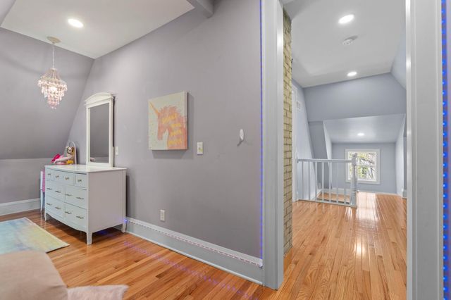 1633 E River Parkway, Minneapolis, MN 55414