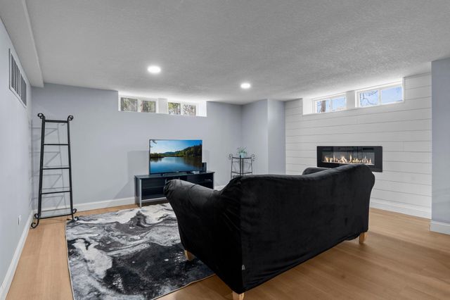 1633 E River Parkway, Minneapolis, MN 55414