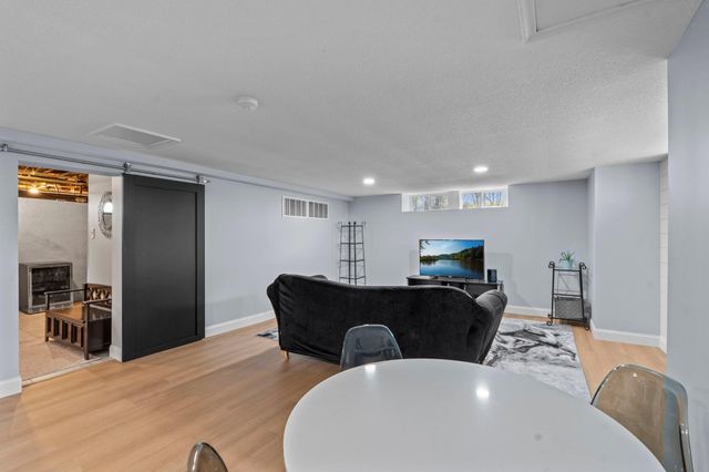 1633 E River Parkway, Minneapolis, MN 55414