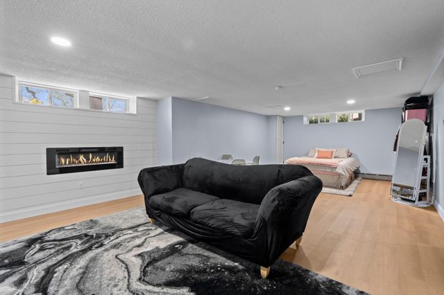 1633 E River Parkway, Minneapolis, MN 55414