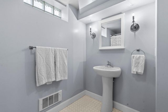 1633 E River Parkway, Minneapolis, MN 55414