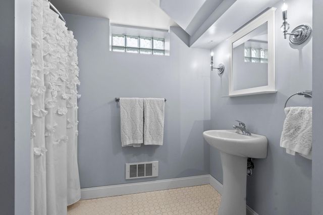 1633 E River Parkway, Minneapolis, MN 55414