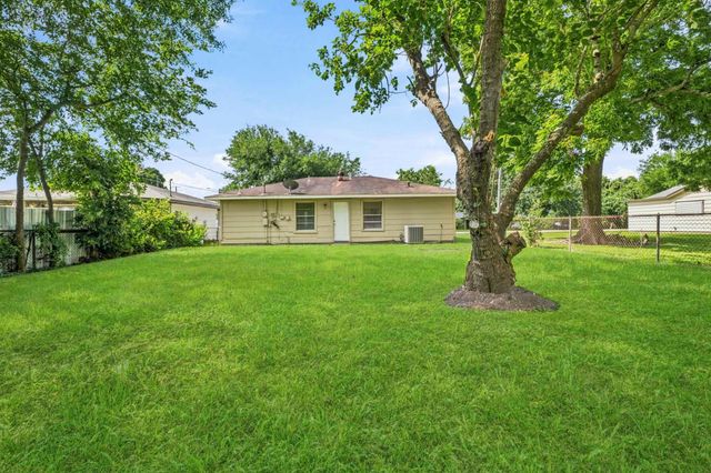 306 Pear Street, La Marque, TX 77568