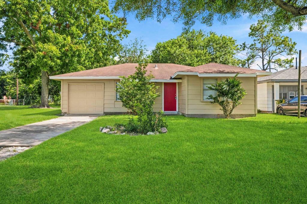 306 Pear Street, La Marque, TX 77568