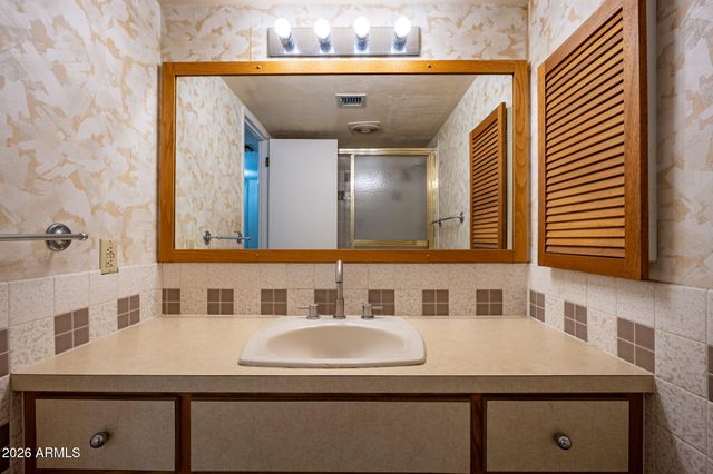 2569 W Berridge Lane D-115, Phoenix, AZ 85017