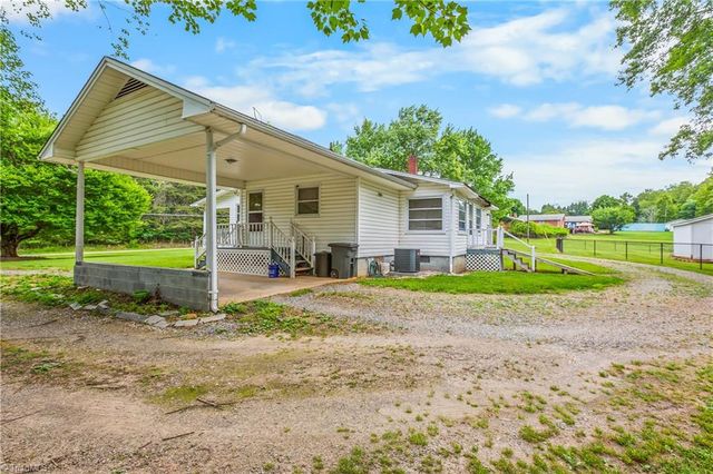 304 Armstrong Road, Pilot Mountain, NC 27041