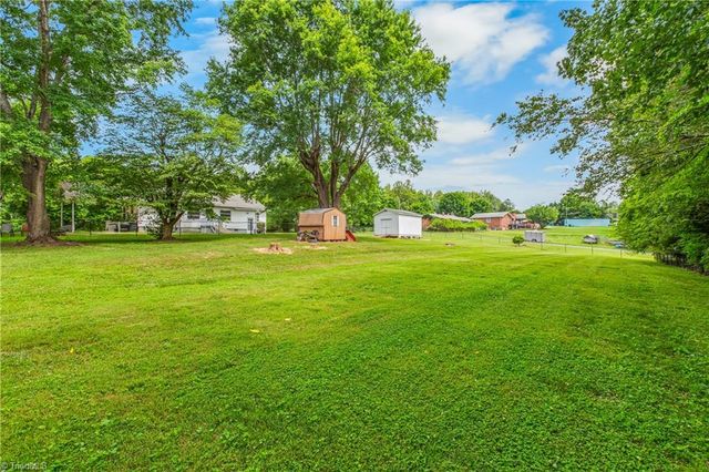 304 Armstrong Road, Pilot Mountain, NC 27041