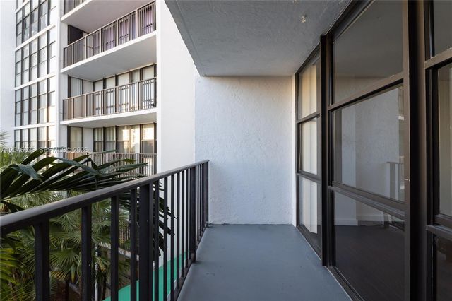 1000 Parkview Dr 302, Hallandale Beach, FL 33009