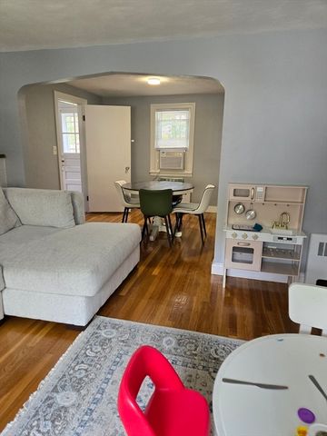 89 Stanley Rd 89, Newton, MA 02468