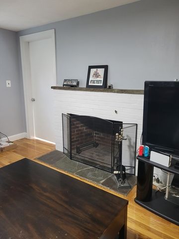 89 Stanley Rd 89, Newton, MA 02468