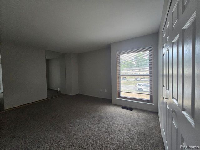 23568 Lahser Road, Southfield, MI 48033