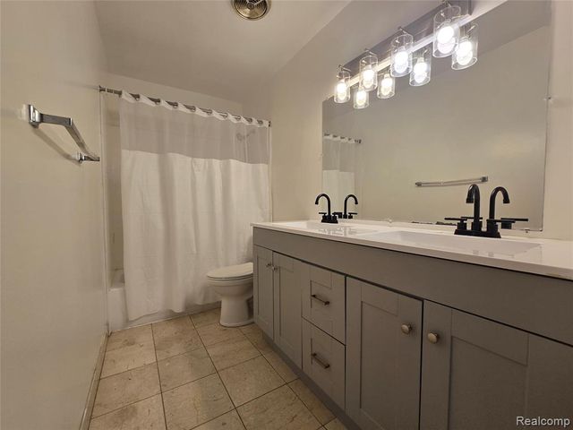 23568 Lahser Road, Southfield, MI 48033