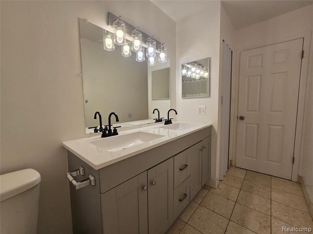 23568 Lahser Road, Southfield, MI 48033