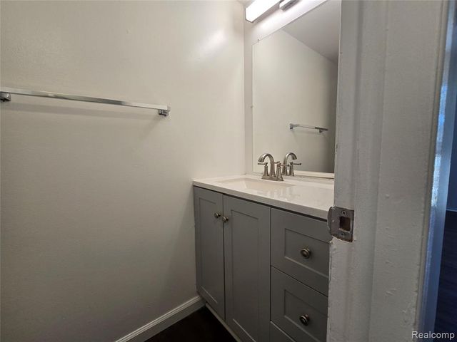 23568 Lahser Road, Southfield, MI 48033