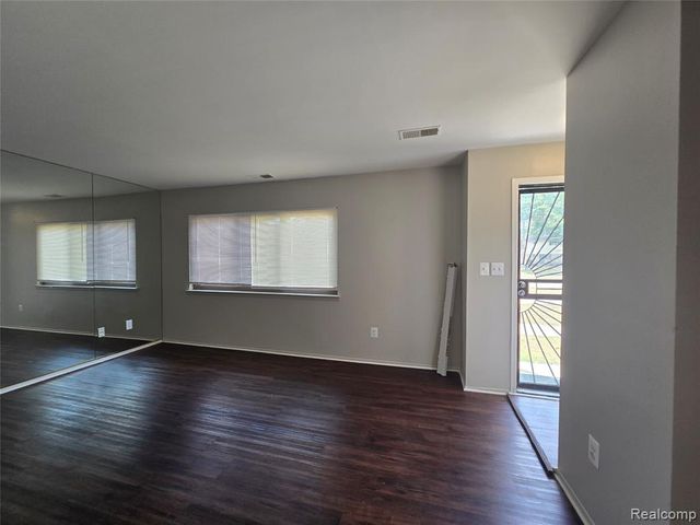 23568 Lahser Road, Southfield, MI 48033