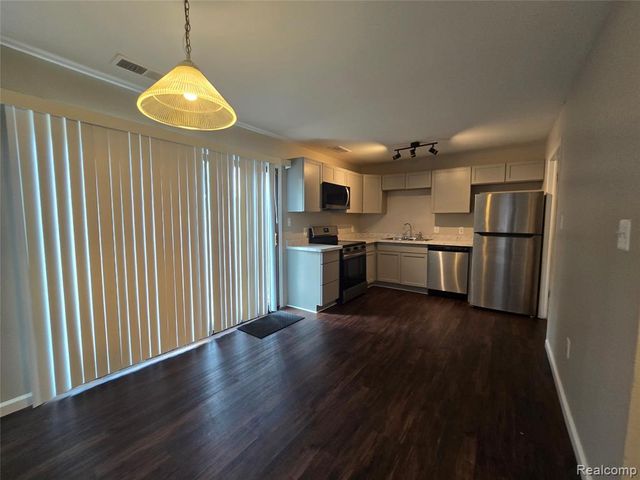 23568 Lahser Road, Southfield, MI 48033