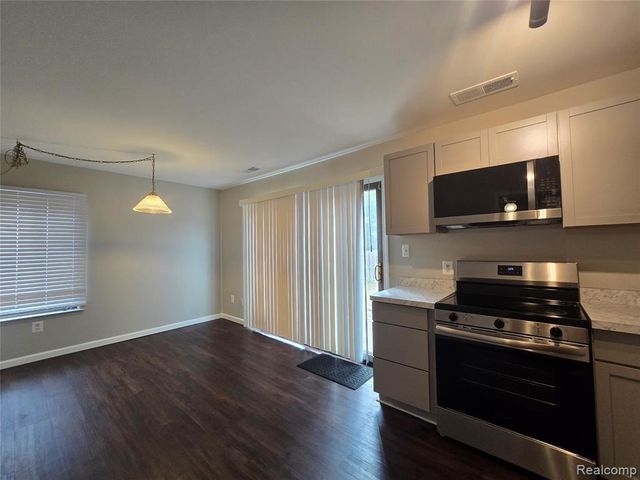 23568 Lahser Road, Southfield, MI 48033