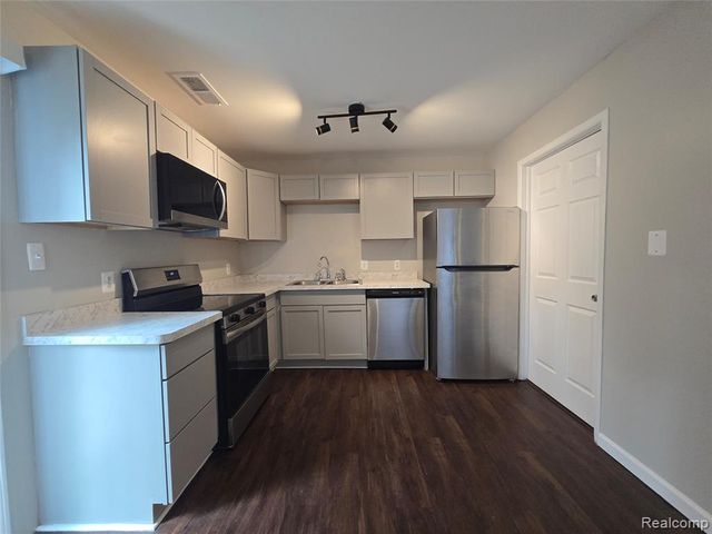 23568 Lahser Road, Southfield, MI 48033