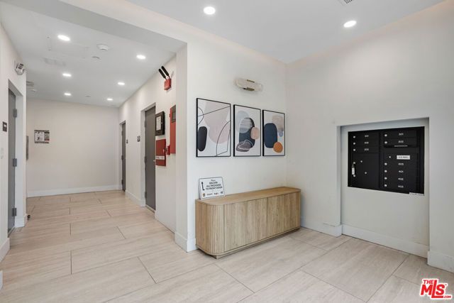 5657 Virginia Avenue 302, Los Angeles, CA 90038