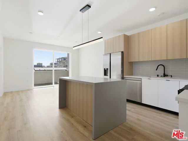 5657 Virginia Avenue 302, Los Angeles, CA 90038