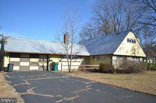 27 SPICEBUSH RD, Levittown, PA 19056