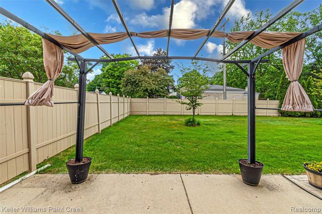 11401 Messmore Rd, Utica, MI 48317
