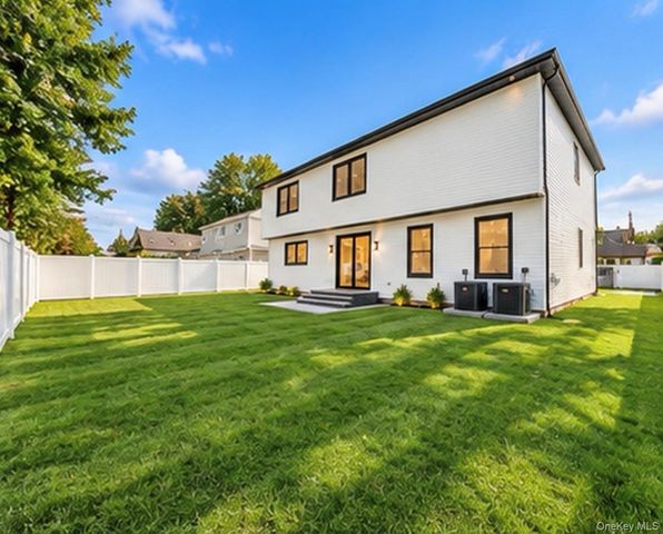 93 Stone, Levittown, NY 11756