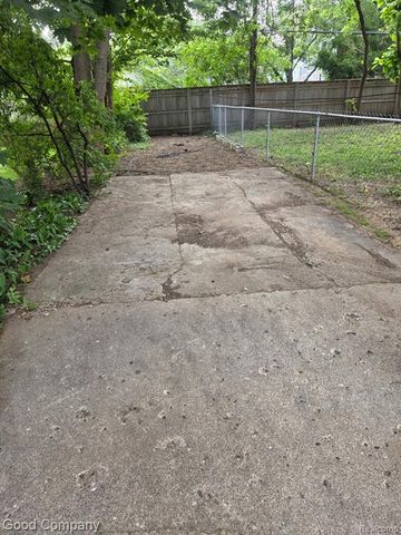 1924 Pinecrest Drive, Ferndale, MI 48220