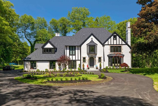 300 Camelot Way, Oakland Twp, MI 48306