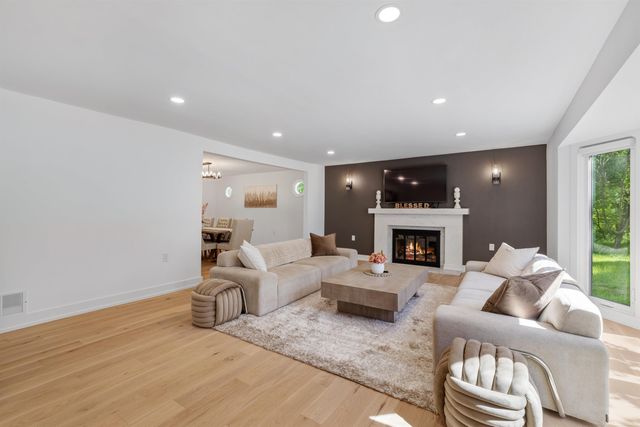 300 Camelot Way, Oakland Twp, MI 48306