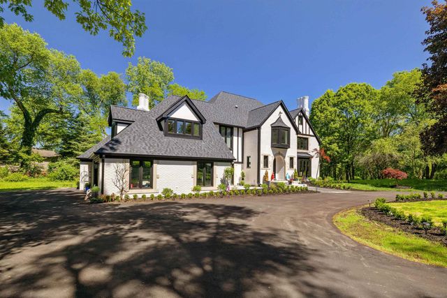 300 Camelot Way, Oakland Twp, MI 48306
