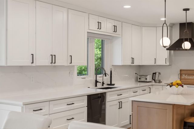 300 Camelot Way, Oakland Twp, MI 48306