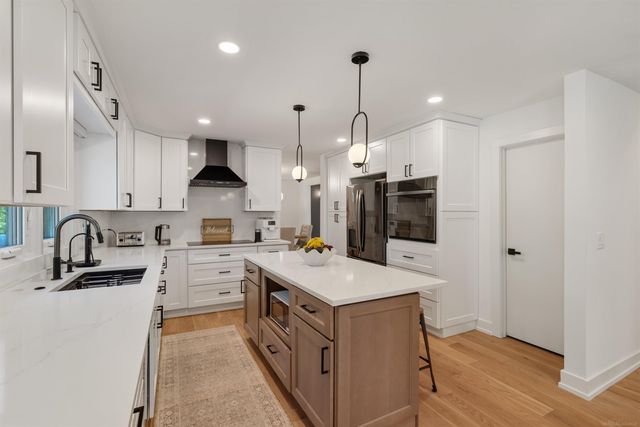 300 Camelot Way, Oakland Twp, MI 48306