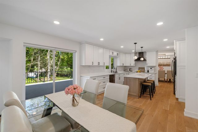 300 Camelot Way, Oakland Twp, MI 48306