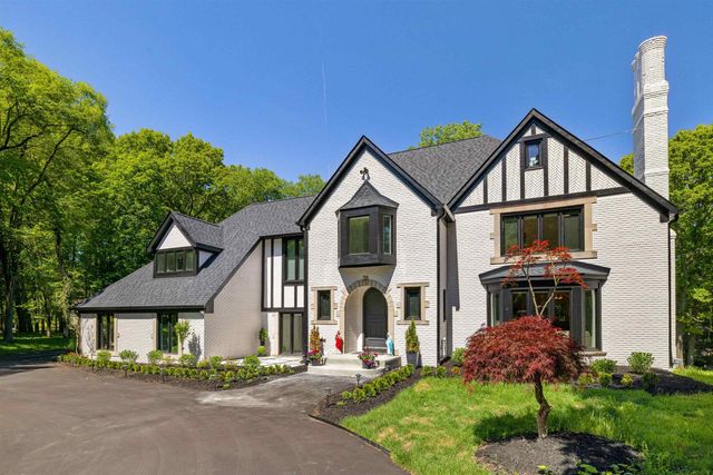 300 Camelot Way, Oakland Twp, MI 48306