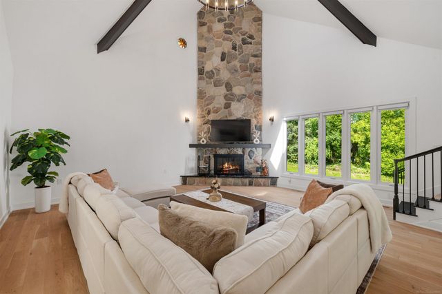 300 Camelot Way, Oakland Twp, MI 48306