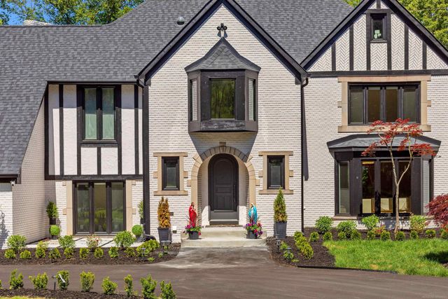 300 Camelot Way, Oakland Twp, MI 48306