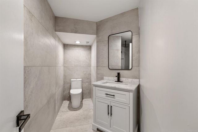 300 Camelot Way, Oakland Twp, MI 48306