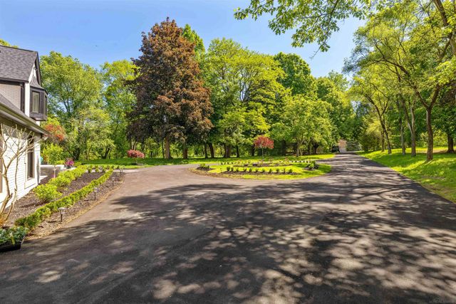 300 Camelot Way, Oakland Twp, MI 48306