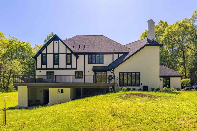 300 Camelot Way, Oakland Twp, MI 48306