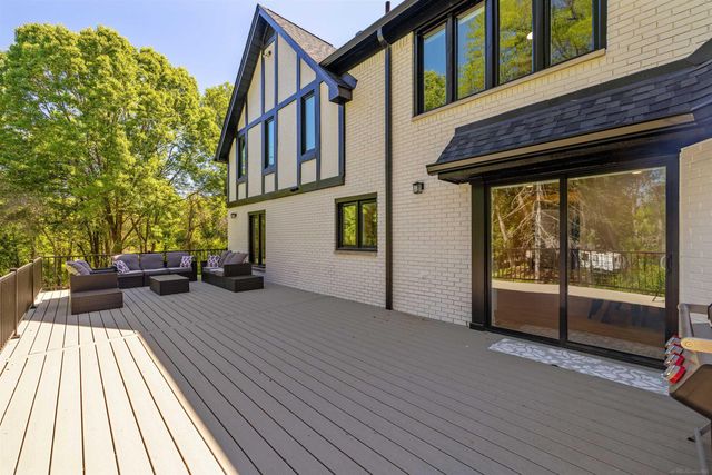 300 Camelot Way, Oakland Twp, MI 48306