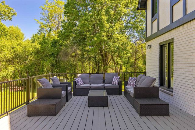300 Camelot Way, Oakland Twp, MI 48306